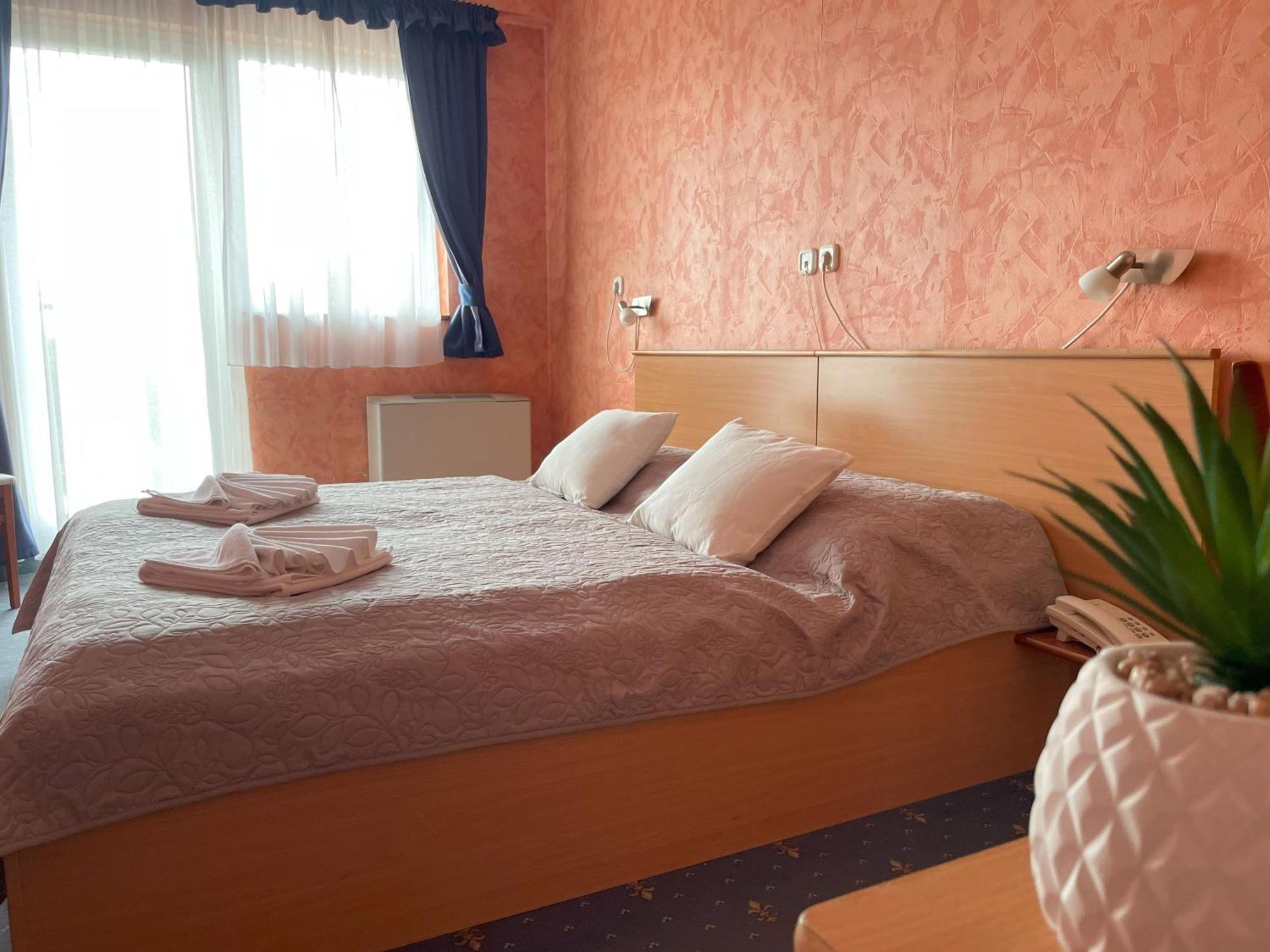 König Hotel Nagykanizsa Exteriör bild